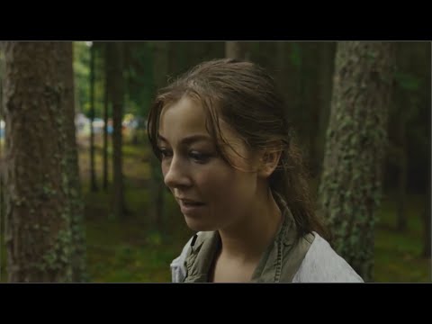 فتاة مع أختها في مخيم وسط جزيرة مهجورة يهجم عليهم رجل مسلح و يبدأ الفرار من أجل البقاء فمن سوف ينجوا