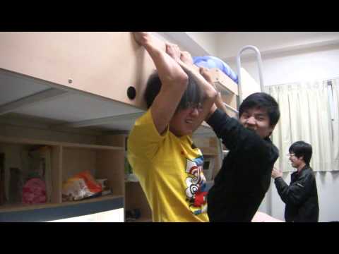 一群練習上床的小屁孩