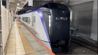 E353系S207＋S104編成が特急富士回遊48号として立川駅を発車するシーン（2022.8.14）