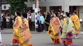 (20240515)京都　加茂祭(葵祭)　女人達(鮮やかな衣装を纏われて新緑の参道を進む女人達に観光客の方々は皆釘付けでした)