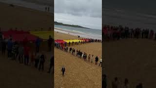 Despliegan bandera española gigante en la playa de Cantabria