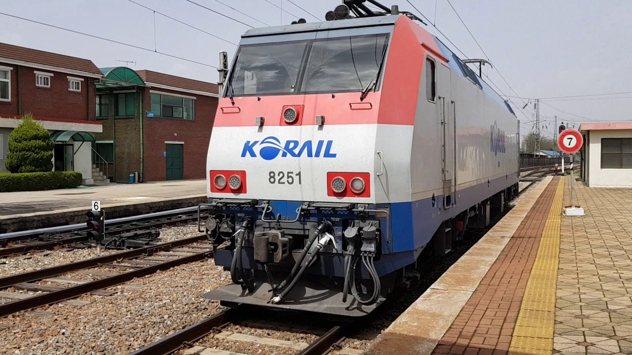 영주역 기관차 교체장면(7453호→8251호) Locomotive change in Yeonju Station(7453→8251)