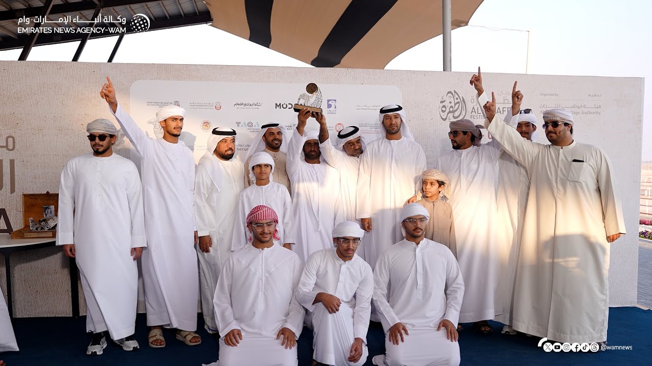 تتويج الفائزين بأشواط اللقايا في مزاينة الإبل بمهرجان الظفرة الختامي