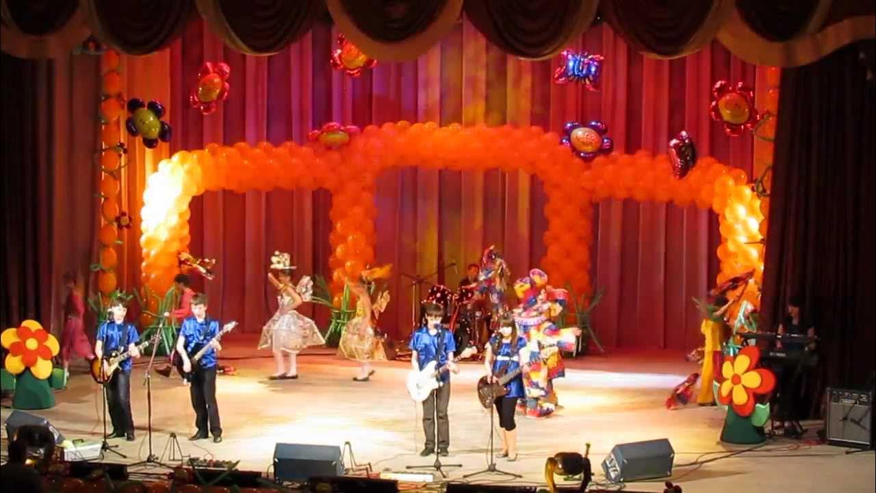 Песня рыжий а ну рассмеши. Рассмеши с утра. Задорные песни. Песня рыжий а ну рассмеши. Украинское шоу где ведущий задает вопросы прохожим.