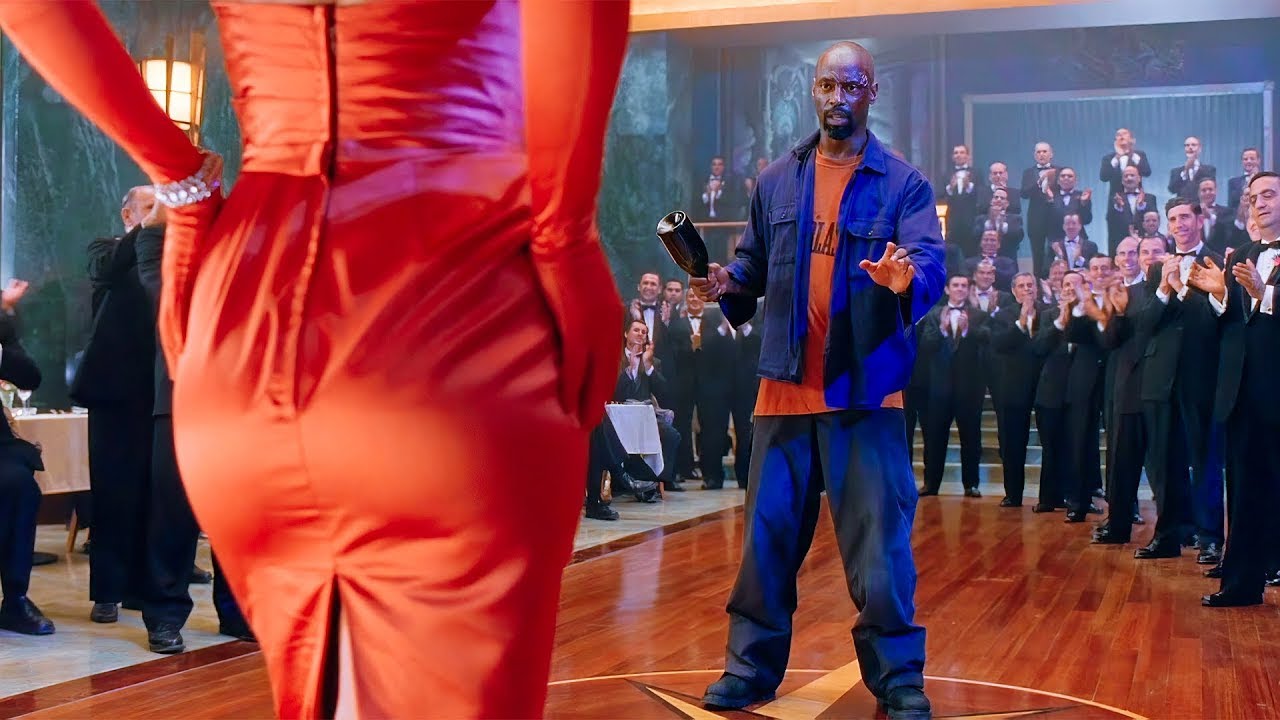 Wchodzi Na Pokład Statku, Który Zaginął 40 Lat Temu, I Odkrywa, Że Załoga Wciąż Żyje