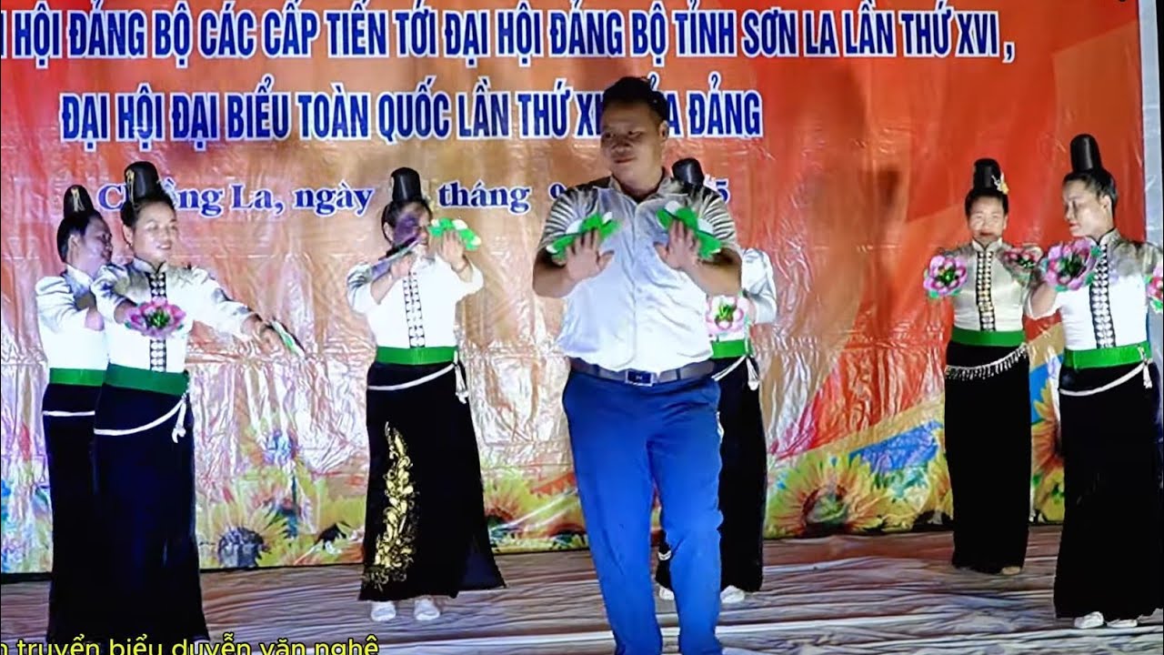 Đội văn nghệ chủ kênh dũng tươi xuống giao lưu tại bản phé chiềng la 