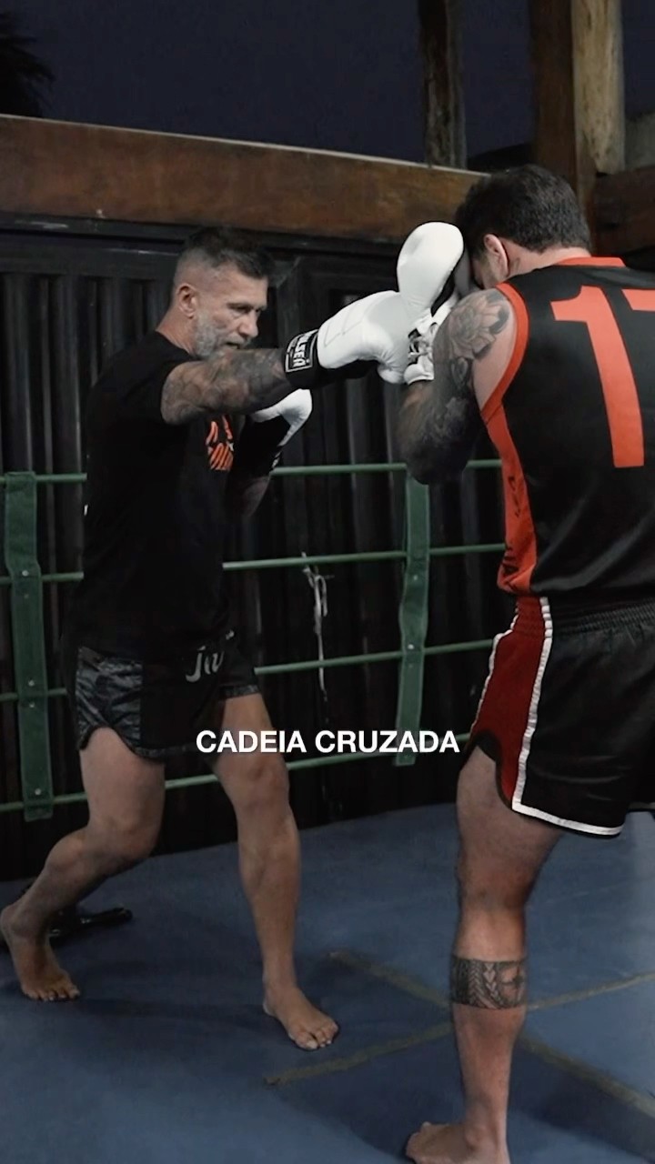 Utilizando o direto para potencializar o cruzado. #muaythai ?