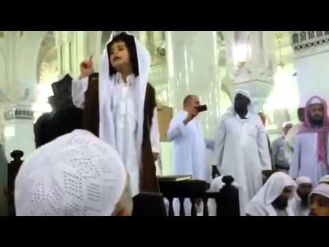 طفل يدهش المصلين في المسجد الحرام