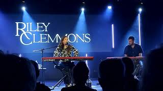 Fighting For Me - Riley Clemmons (Live in Australia)