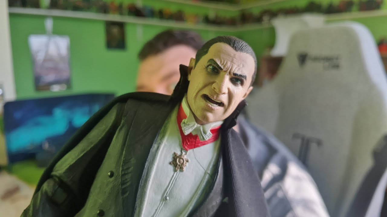 NECA Universal Monsters Ultimate Dracula Action Figure Review - YouTube