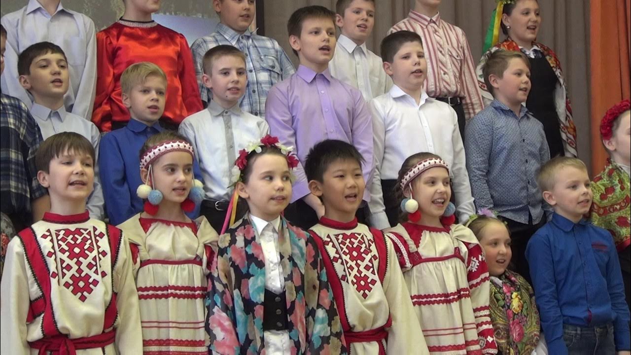 Где находится хор. Поющая четверка. В Германии хор солнечных детей. Найди хор для детей хор называется видео Солнечный круг.