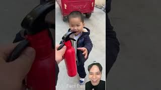 Cầm bình cứu hoả làm vòng tròn nước