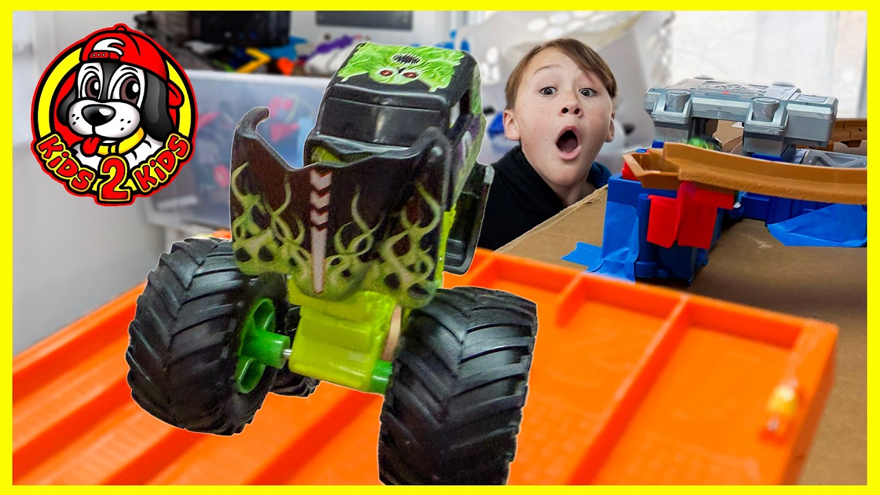 Hot Wheels Monster Trucks & Monster Jam SMASH & BASH CRAZY TREADMILL RACE