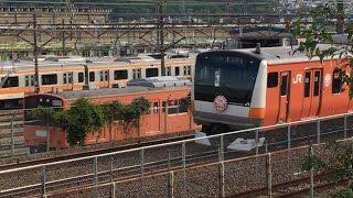 中央線 E233系・E353系・211系・EH200貨物 平山中込踏切・豊田電車区 通過シーン 201系とE233系130年復刻ラッピング車の2ショット
