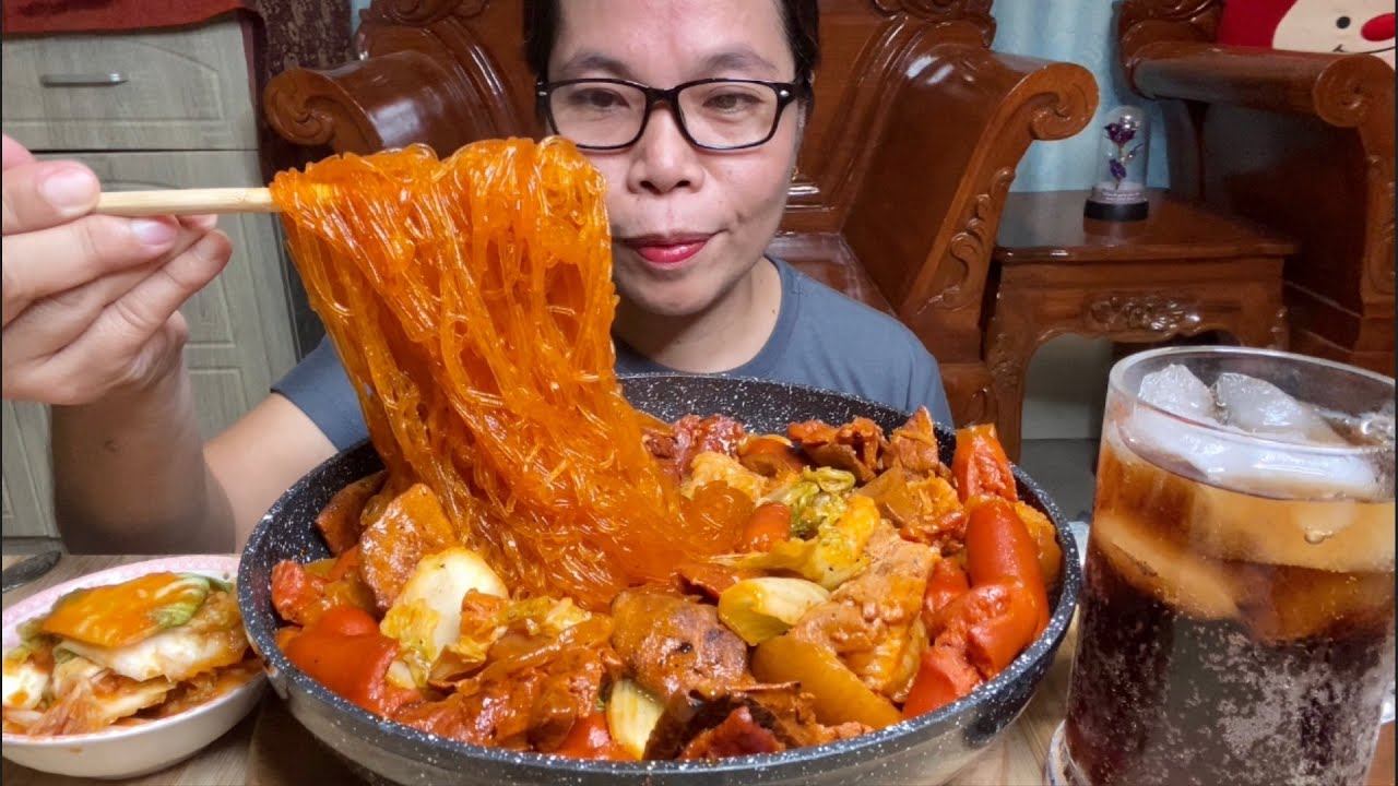 EATING DELICIOUS SPICY MIX PORK,SAUSAGE,VEGETABLES & SOTANGHON / GLASS NOODLES / MUKBANG PHILIPPINES
