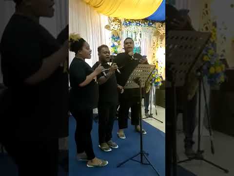 Orang Papua keren menyanyikan lagu toraja ( Rampanan Kapa' )