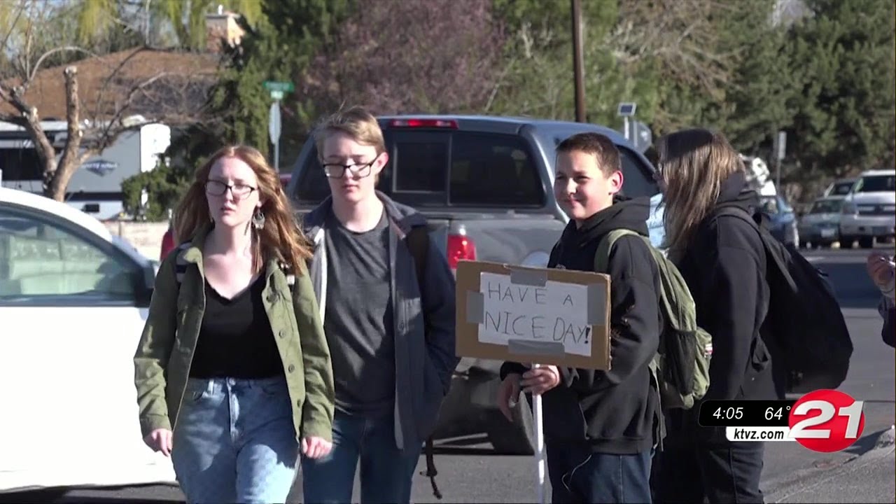 Prineville middle schooler spreads smiles with sign's simple message: 'Have a Nice Day'