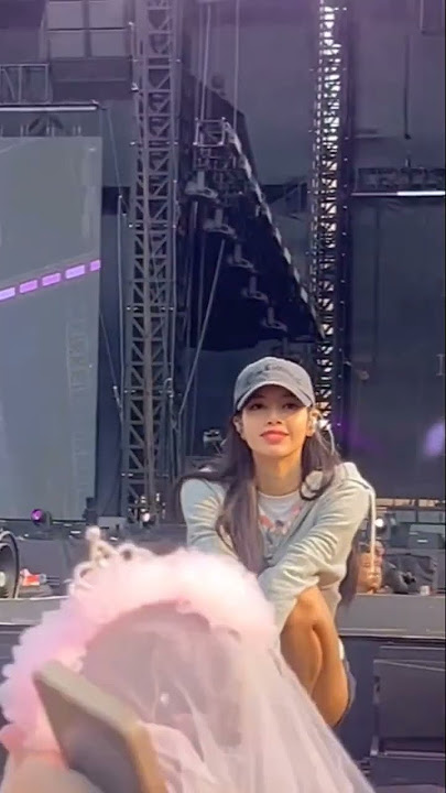 Sorry she’s taken🤭😂💛💙#blackpink #chaelisa #chaelisaisreal #lichaeng #rosé #shorts