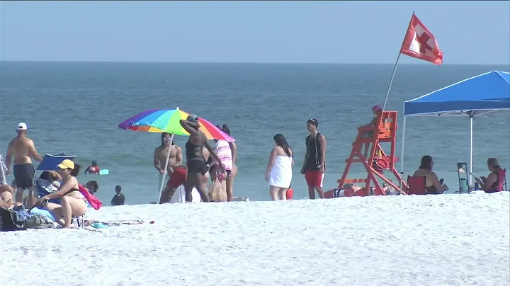 Police urge holiday crowds to follow social distancing guidelines at beaches - DayDayNews