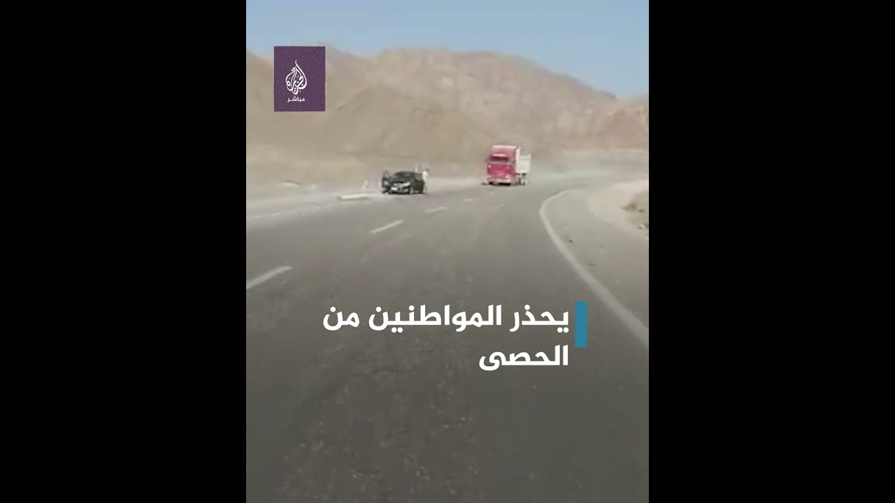 "احذروا الحصى!".. مواطن مصري يسجل حادث انقلاب "ميكروباص" بالصدفة