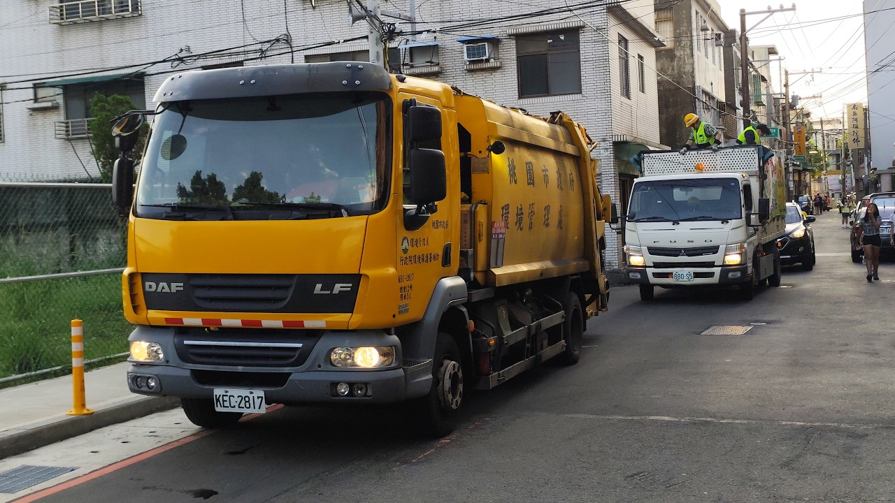 【窄巷穿梭】大溪區清潔中隊–垃圾車KEC-2817,資收車880-S5(代收)﹝桃園市政府環境管理處﹞ 縮圖