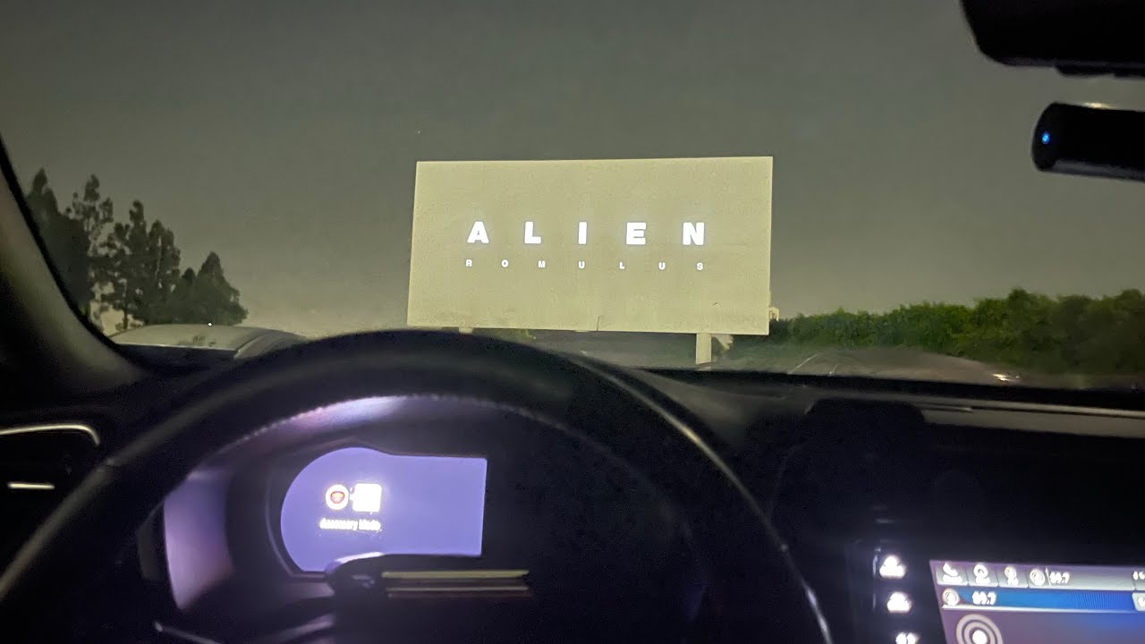 Paramount Drive in theater. ( @ Enthissanjayani) . Atau Layar tancep.