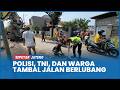 Polisi, TNI, dan Warga Gotong Royong Tutup Lubang di Jalan Kabupaten Pekalongan