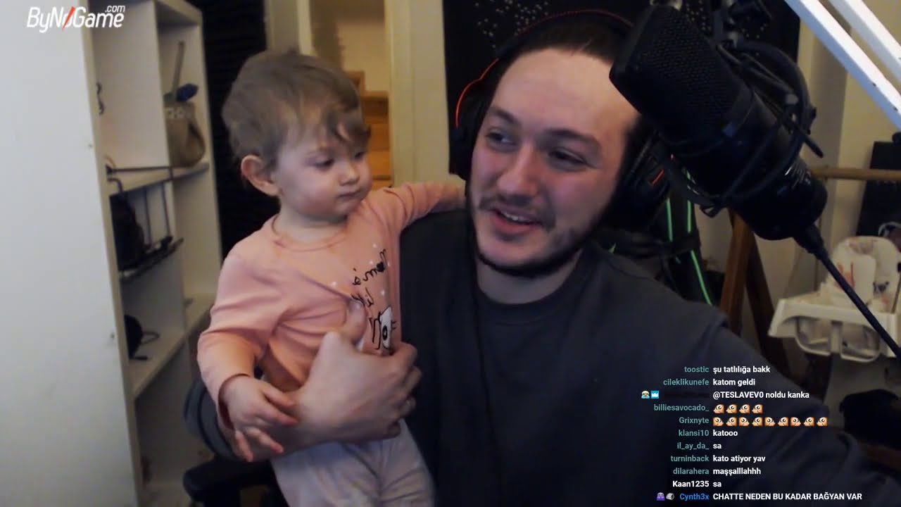 Toqtir Çocuğu Katya'ya Yemek Yediriyor.