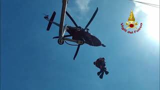 Genova, esercitazione di soccorso dei Vigili del Fuoco con l'elicottero e la motonave