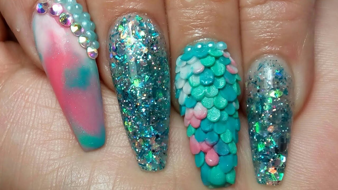 Diseño sirena y esfera corazones