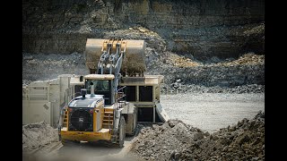 John Deere 944k loading primary crusher