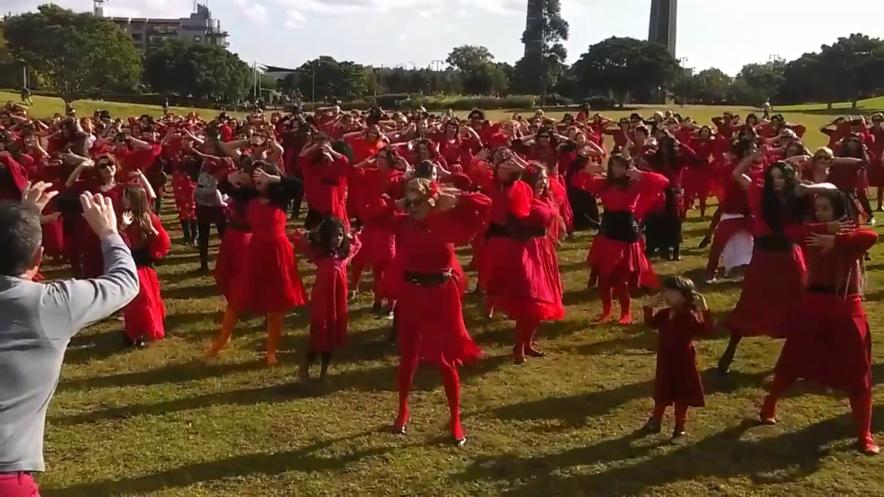 ケイト・ブッシュ「嵐が丘」を大勢のファンが再現するトリビュート