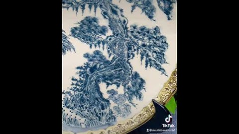 Trưng bày đĩa cảnh men rạn tùng hạc diên niên trong phòng khách