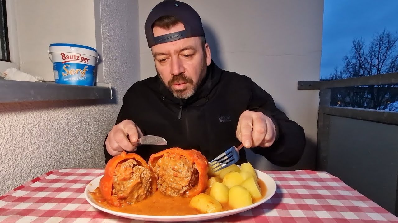 Gefüllte Paprikaschoten mit Kartoffeln. /homemade cooking/