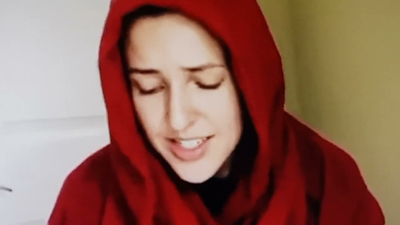 American Singer Jennifer Grout, new Muslim, reciting Surah Qamar V11-55, Beautiful