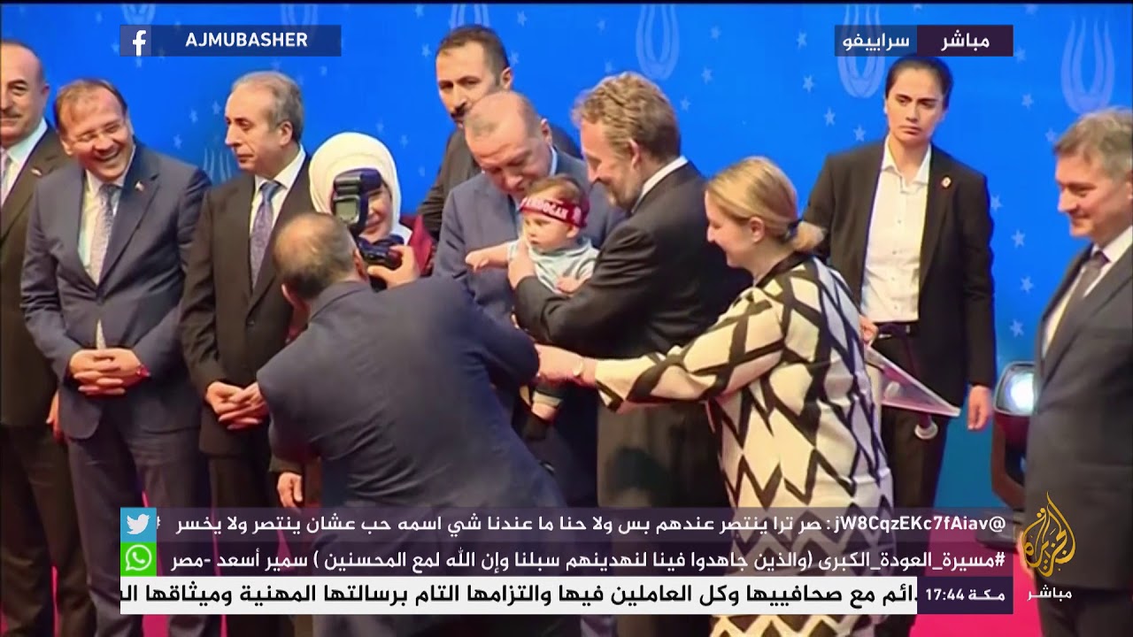 رضيع يلتقط صورة مع أردوغان