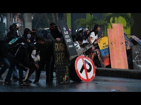 Colombia: clashes between protesters and riot police in Medellin