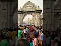 Prem Mandir Vrindavan ke bahar ka sundar drishya.Radha Krishna ji ki bhakti aur shaanti ka anubhav