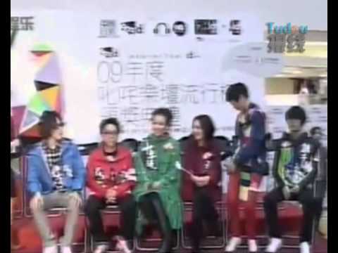 何韵诗首度回应拒绝祝福"龙儿恋" 苦涩的三角关系与断背情