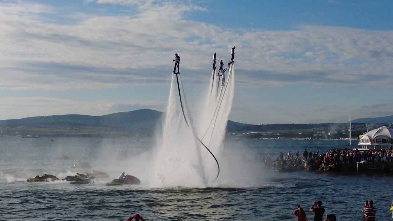 Флайборд-Шоу высоко летающих людей над водой в Геленджике. 2,7к - YouTube