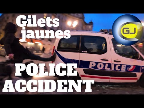 Des policiers prennent la fuite et percutent un scooter. 