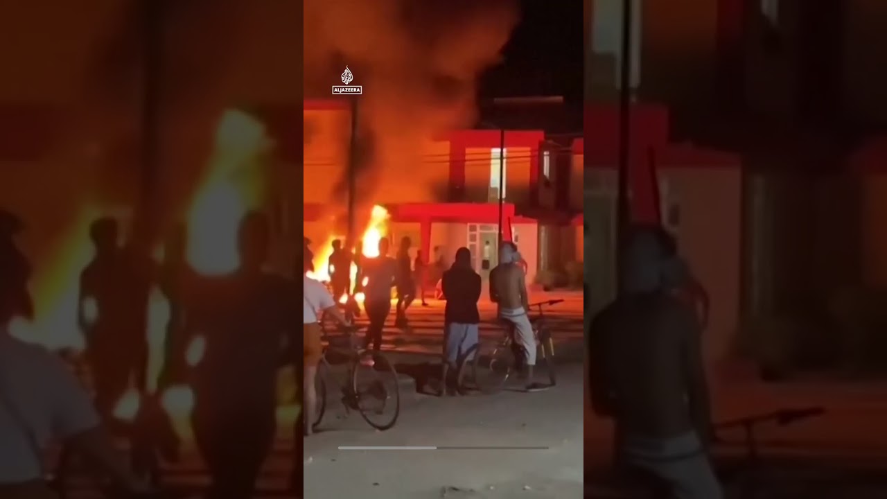 متظاهرون في كوبا يهاجمون مقر الحزب الشيوعي في أعمال شغب نادرة بسبب انقطاع التيار الكهربائي | AJ #shorts