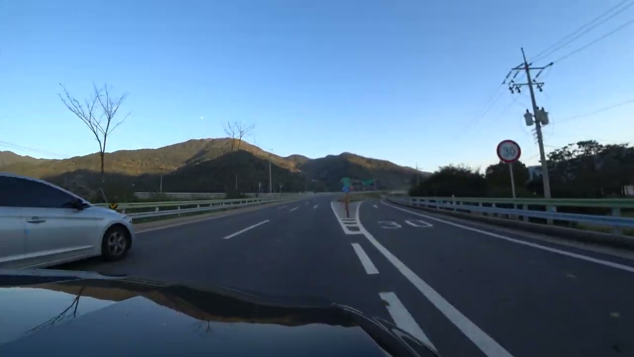 2025. 11.2 일  초저녁에 뜬 달을 보며 힐링 드라이브