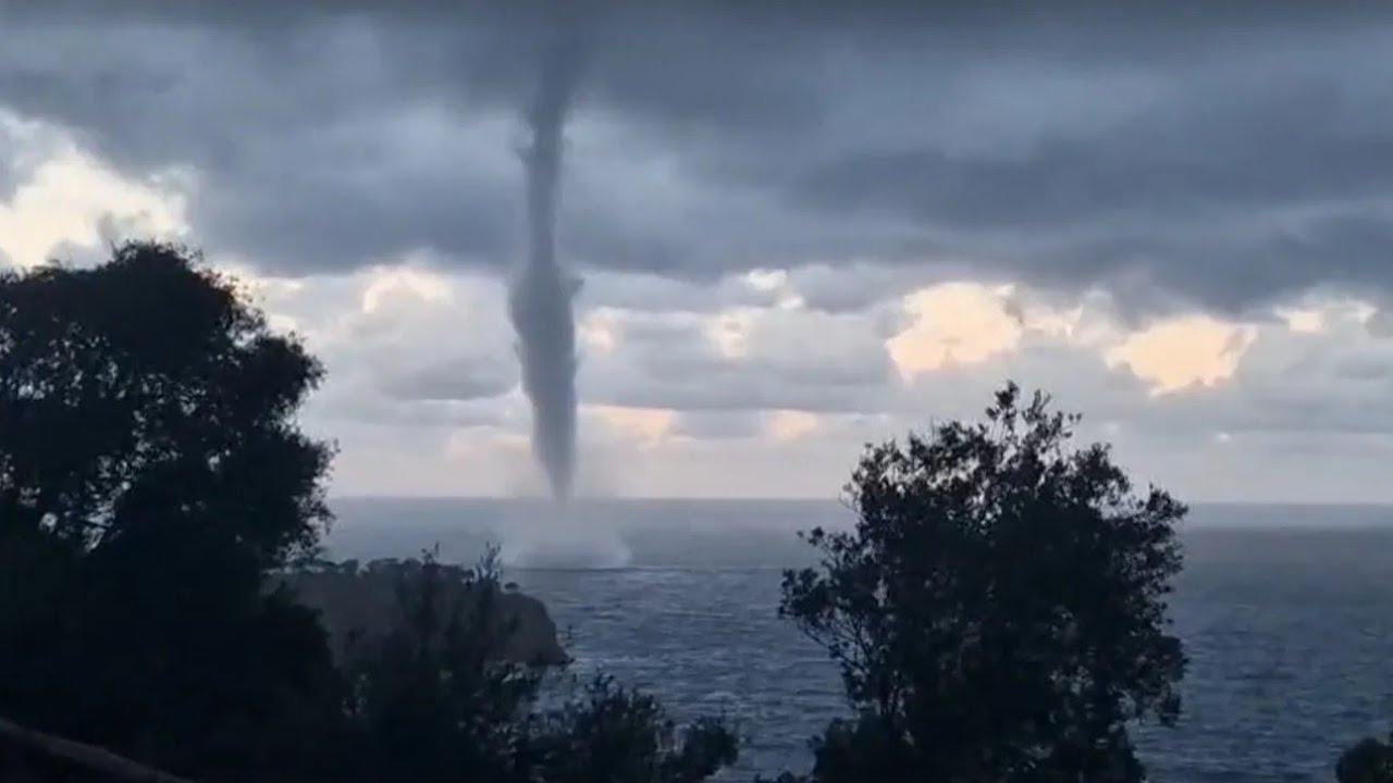 Майорка в шоке: гигантский водяной смерч обрушился на пляж отдыхающих!