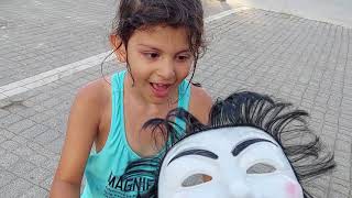 Kuzenleri Irmağı Havuza Almadı Irmak Maske Taktı Havuza Girdi Resimi