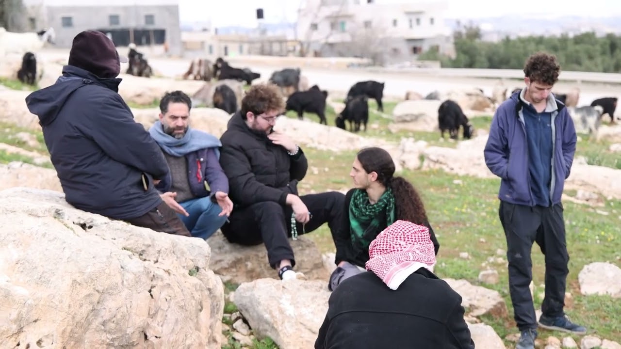 تواجد نشطاء الحركة في المنية لحماية الرعاة من هجمات المستوطنين