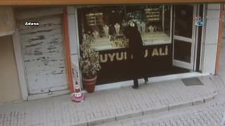 Altınları çalmak isteyen hırsızı tabancayla kovaladı