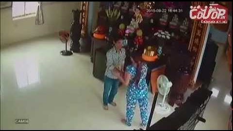 Dẫn theo con nhỏ vào chùa trộm thùng công đức - Cuop.vn