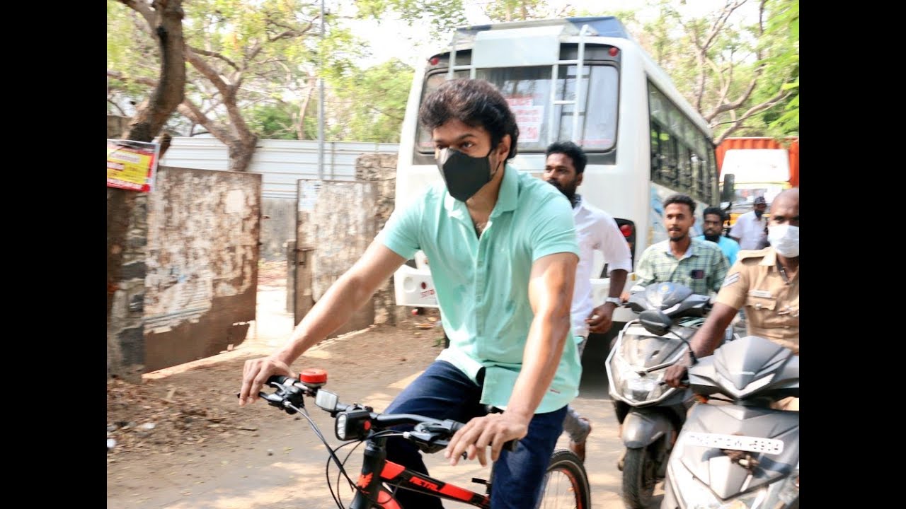 Vijay rides cycle to vote - Vijay cycle trip