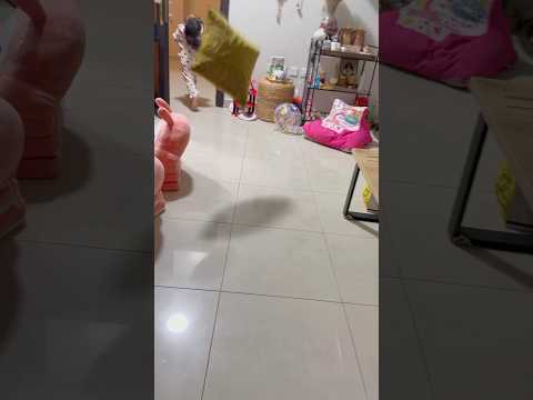 شوشا خافت من المخدة و هربت بسرعة